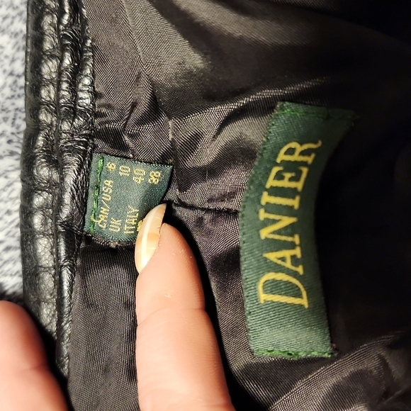 Black leather pants. Size 6 - Picture 2 of 5